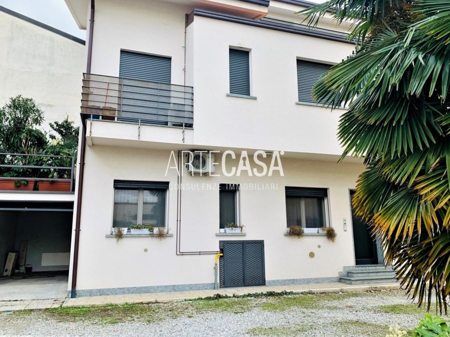 GIUSSANO, 2 LOCALI - RIF. PG227